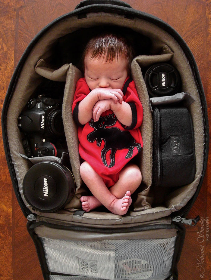 спящие младенцы в сумках с камерой