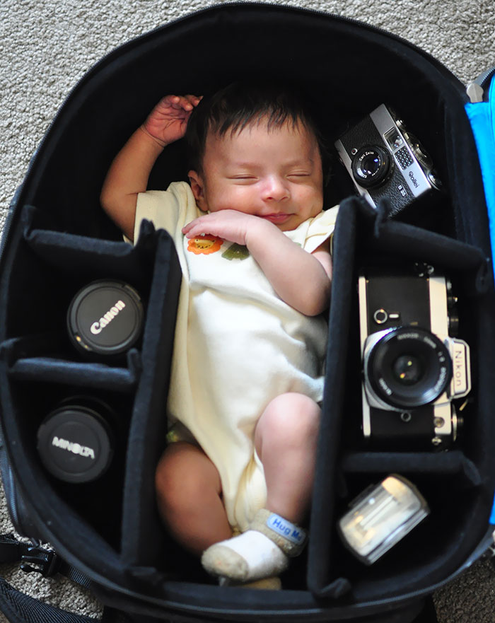 спящие младенцы в сумках с камерой