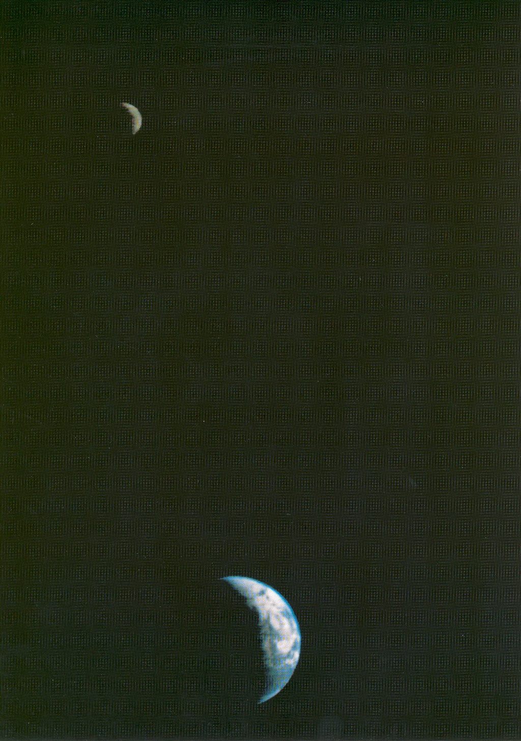 Далёкие Земля и Луна (Вояджер-1)