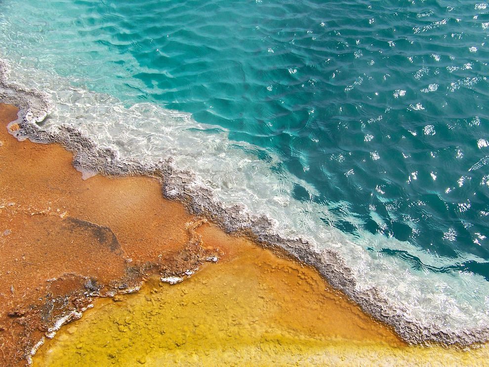 thermal-pool-yellowstone.jpg
